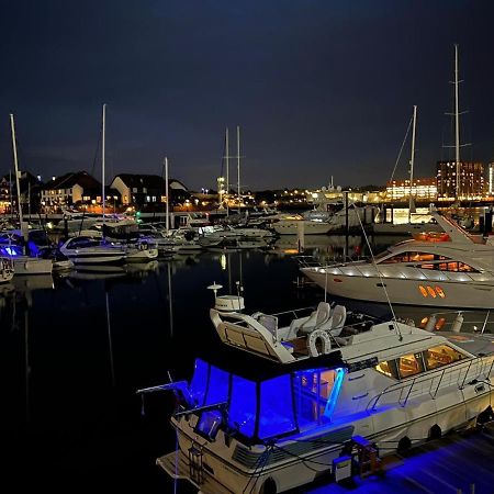 Luxury 40 Foot Yacht On 5 Star Ocean Village Marina Southampton - Minutes Away From City Centre And Cruise Terminals - Free Parking Included Kültér fotó