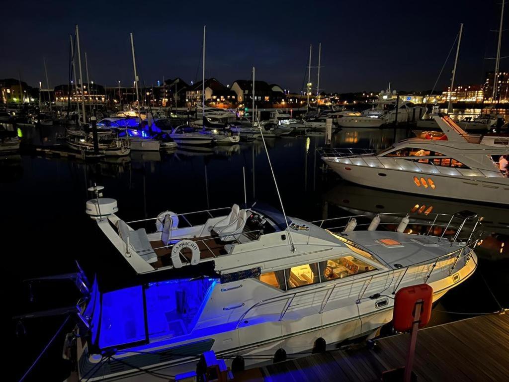 Luxury 40 Foot Yacht On 5 Star Ocean Village Marina Southampton - Minutes Away From City Centre And Cruise Terminals - Free Parking Included Kültér fotó