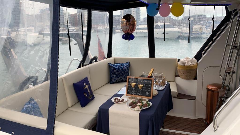 Luxury 40 Foot Yacht On 5 Star Ocean Village Marina Southampton - Minutes Away From City Centre And Cruise Terminals - Free Parking Included Kültér fotó