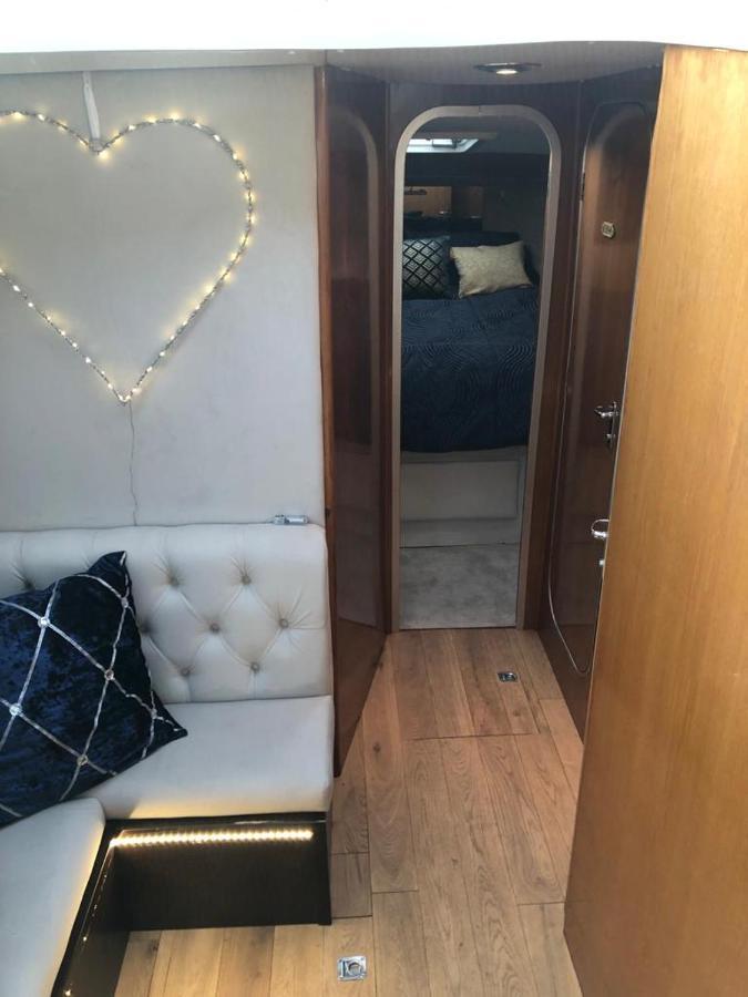 Luxury 40 Foot Yacht On 5 Star Ocean Village Marina Southampton - Minutes Away From City Centre And Cruise Terminals - Free Parking Included Kültér fotó