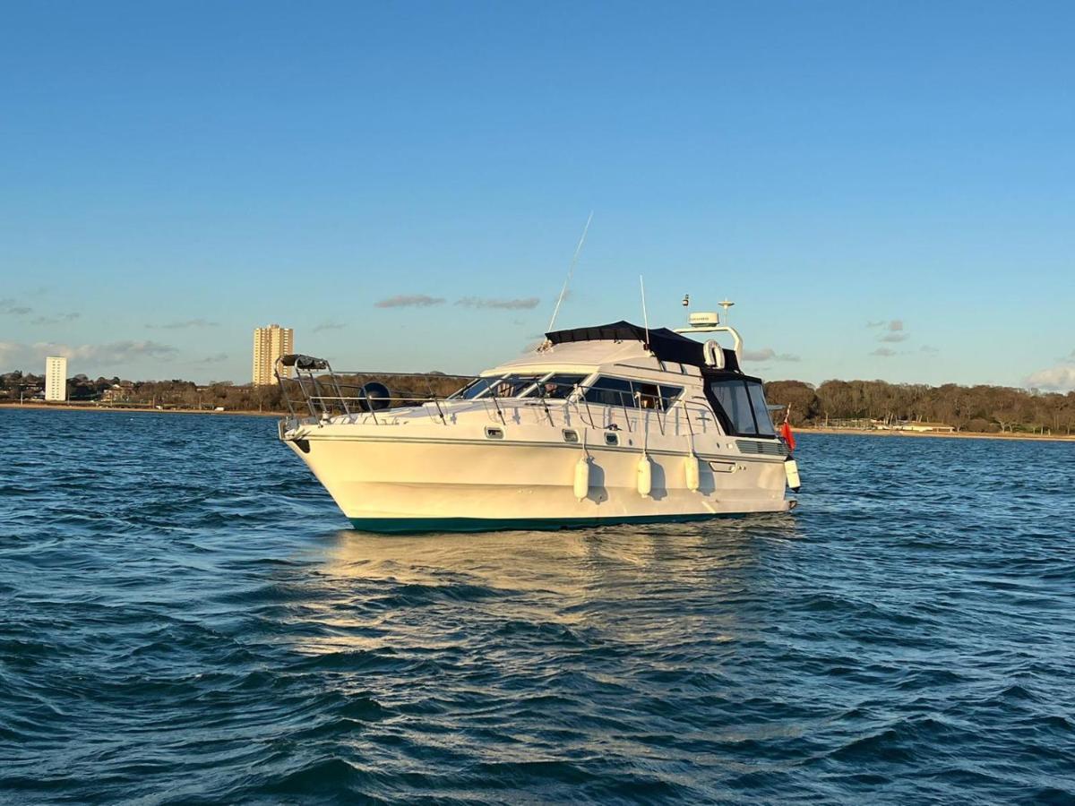 Luxury 40 Foot Yacht On 5 Star Ocean Village Marina Southampton - Minutes Away From City Centre And Cruise Terminals - Free Parking Included Kültér fotó