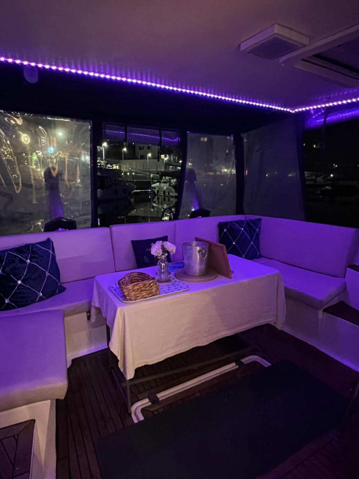 Luxury 40 Foot Yacht On 5 Star Ocean Village Marina Southampton - Minutes Away From City Centre And Cruise Terminals - Free Parking Included Kültér fotó