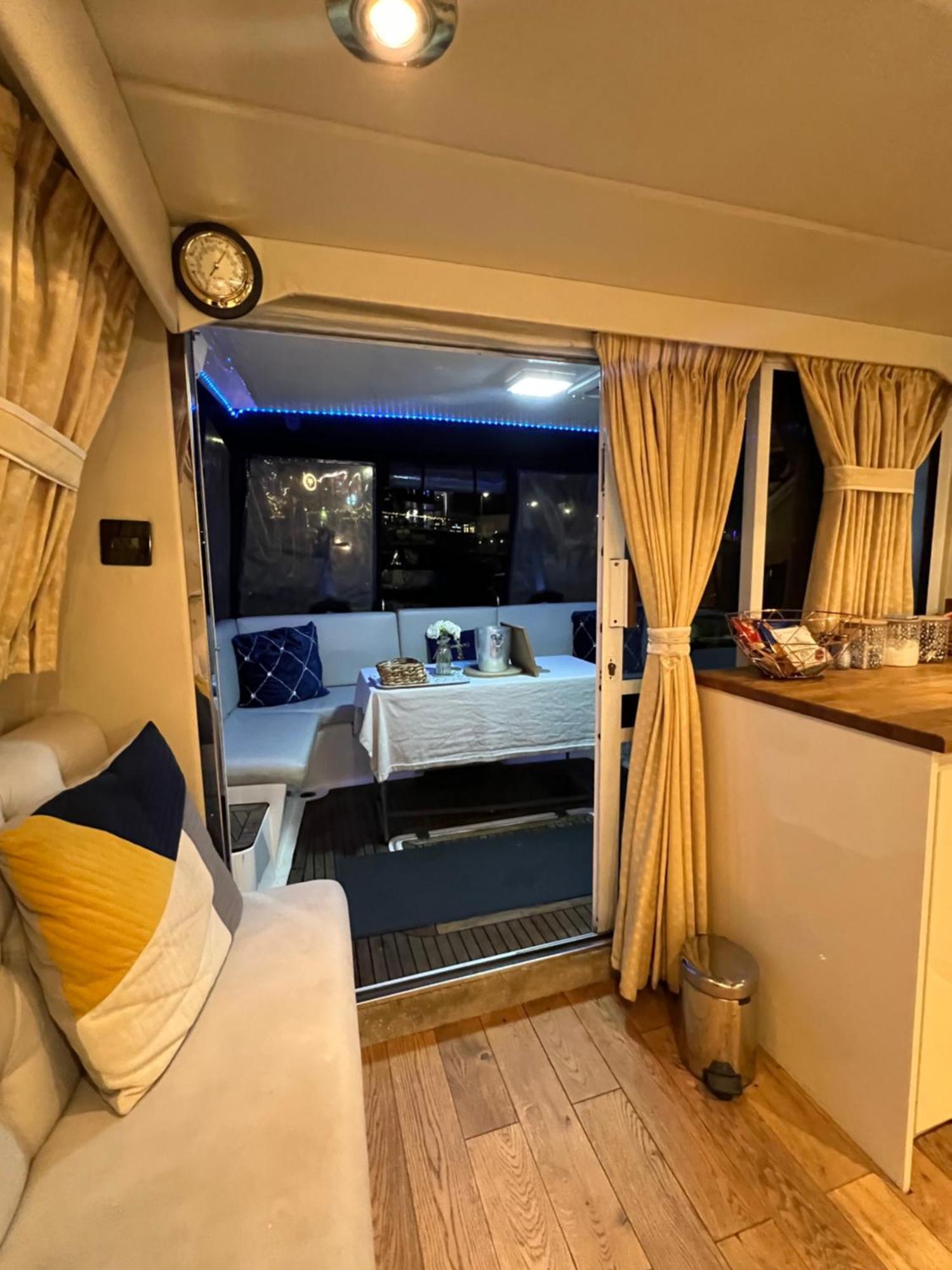 Luxury 40 Foot Yacht On 5 Star Ocean Village Marina Southampton - Minutes Away From City Centre And Cruise Terminals - Free Parking Included Kültér fotó