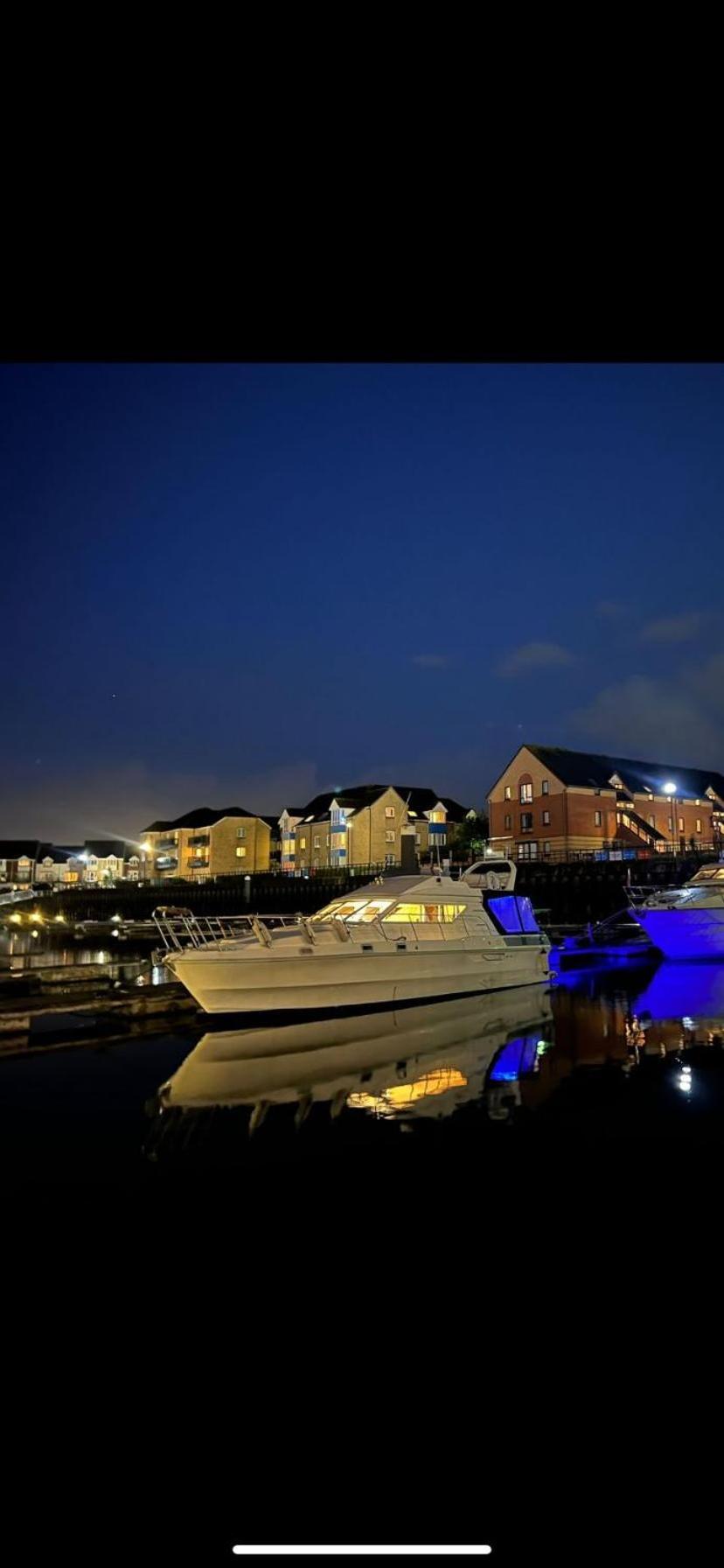 Luxury 40 Foot Yacht On 5 Star Ocean Village Marina Southampton - Minutes Away From City Centre And Cruise Terminals - Free Parking Included Kültér fotó