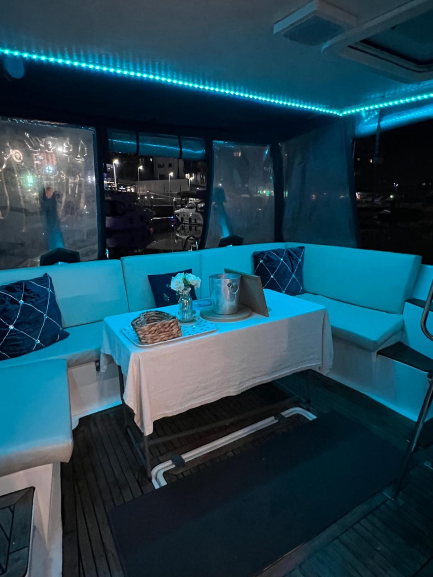 Luxury 40 Foot Yacht On 5 Star Ocean Village Marina Southampton - Minutes Away From City Centre And Cruise Terminals - Free Parking Included Kültér fotó