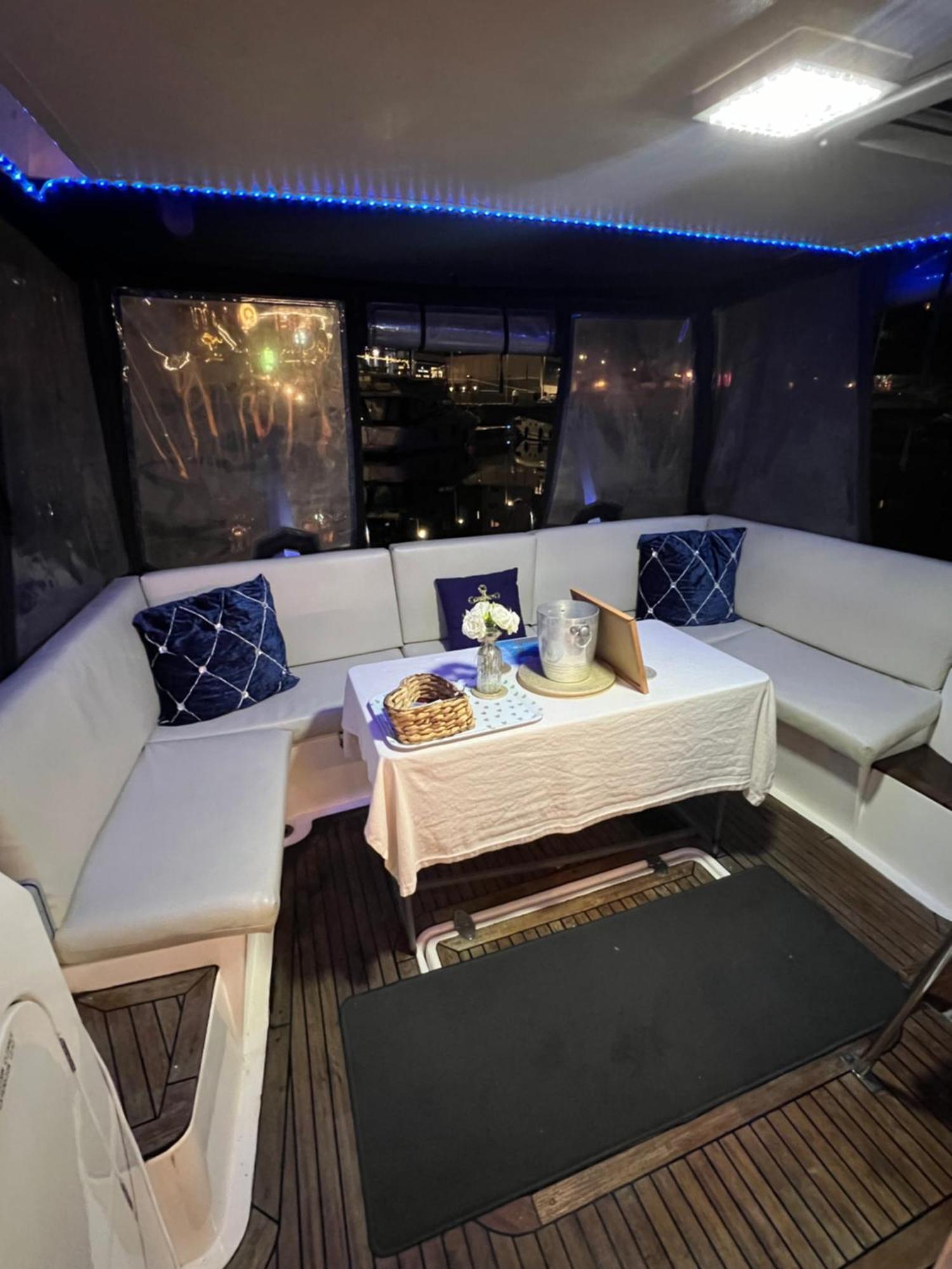 Luxury 40 Foot Yacht On 5 Star Ocean Village Marina Southampton - Minutes Away From City Centre And Cruise Terminals - Free Parking Included Kültér fotó