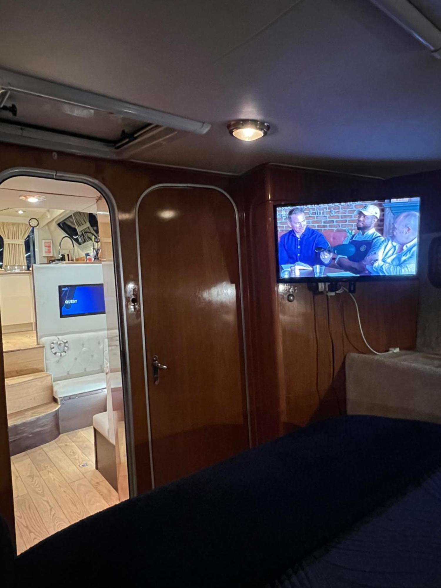 Luxury 40 Foot Yacht On 5 Star Ocean Village Marina Southampton - Minutes Away From City Centre And Cruise Terminals - Free Parking Included Kültér fotó