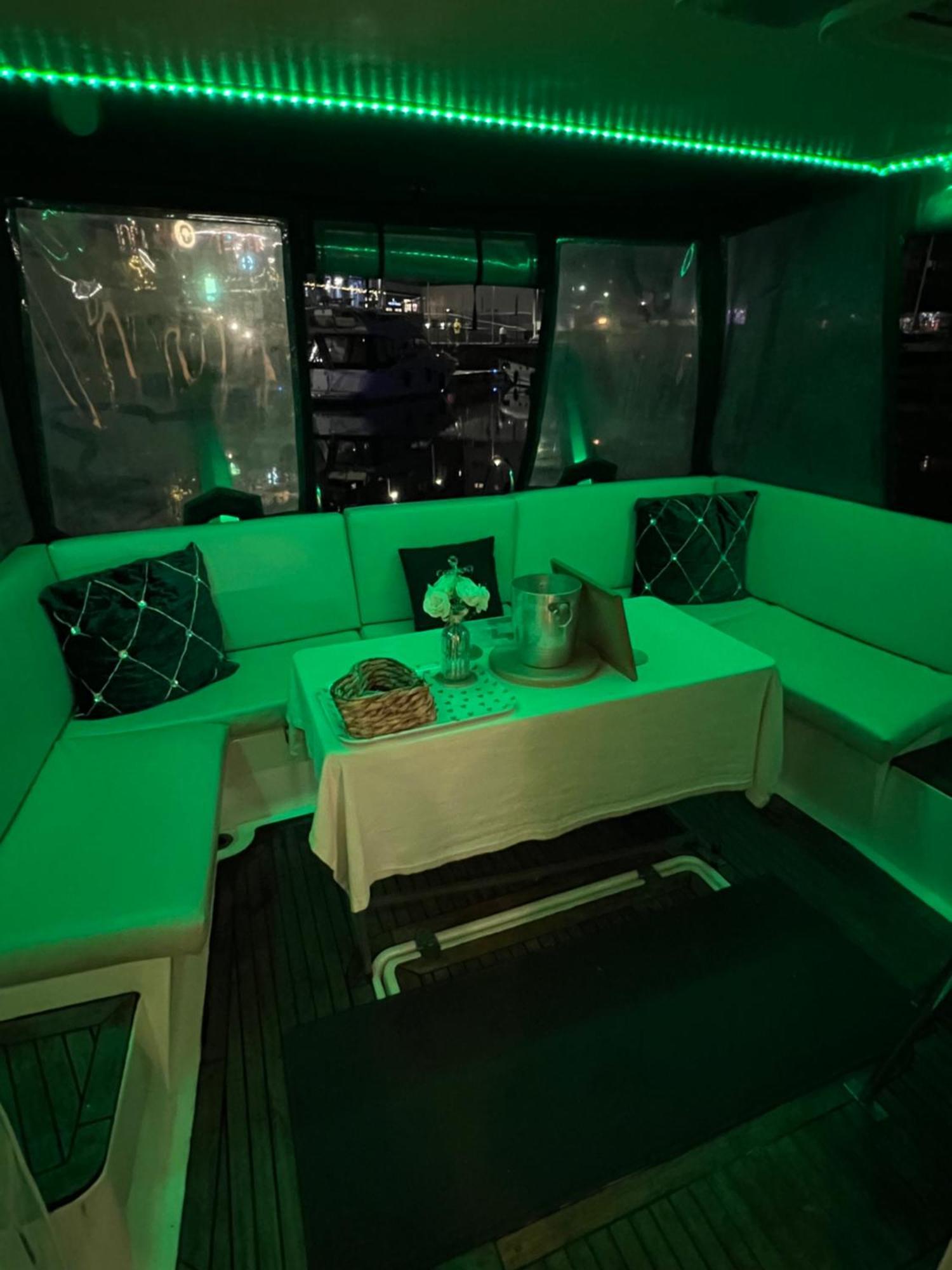 Luxury 40 Foot Yacht On 5 Star Ocean Village Marina Southampton - Minutes Away From City Centre And Cruise Terminals - Free Parking Included Kültér fotó