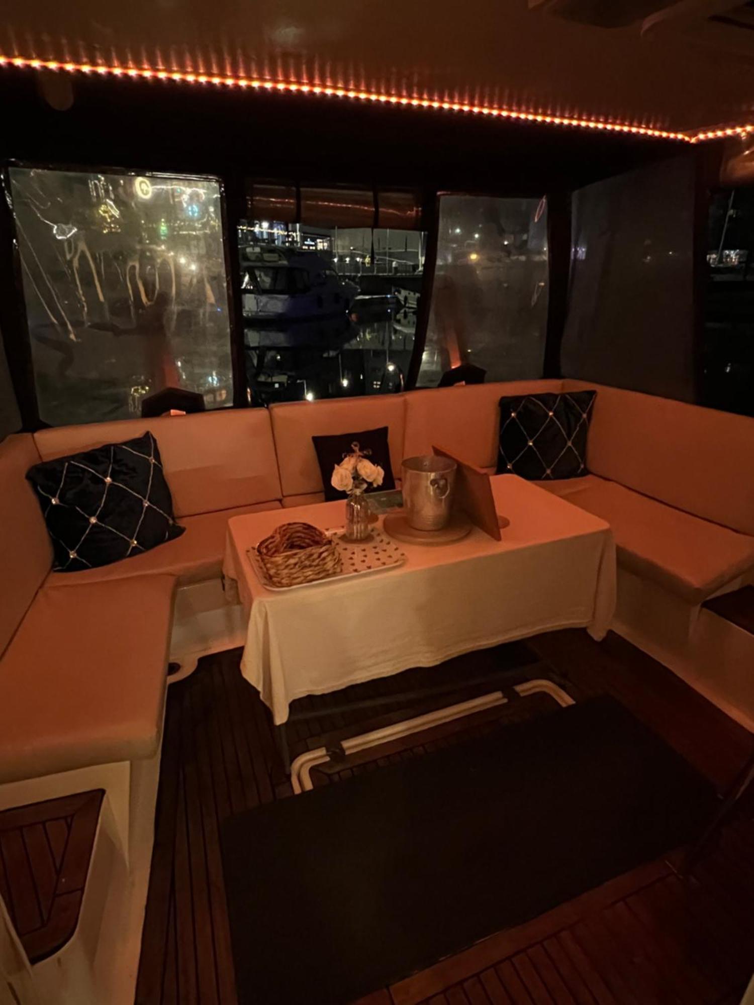 Luxury 40 Foot Yacht On 5 Star Ocean Village Marina Southampton - Minutes Away From City Centre And Cruise Terminals - Free Parking Included Kültér fotó